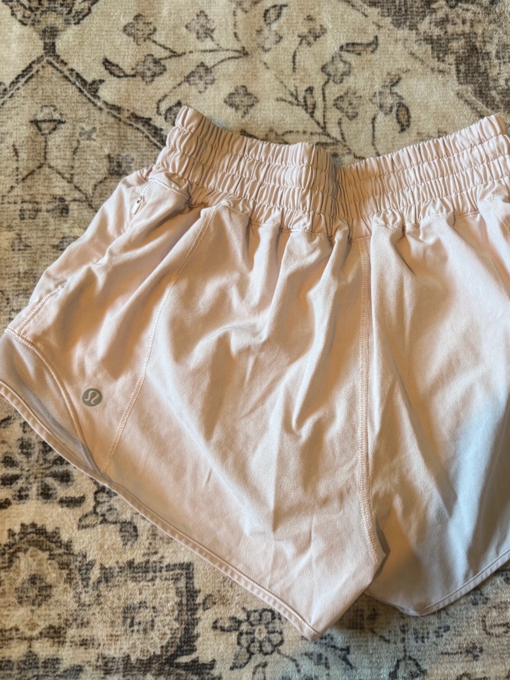 Lilac Lululemon Hotty Hot shorts mid rise in size S